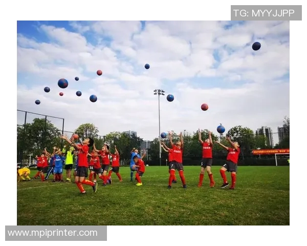 足球太太团的魅力与坚持:她们背后的故事与支持力量